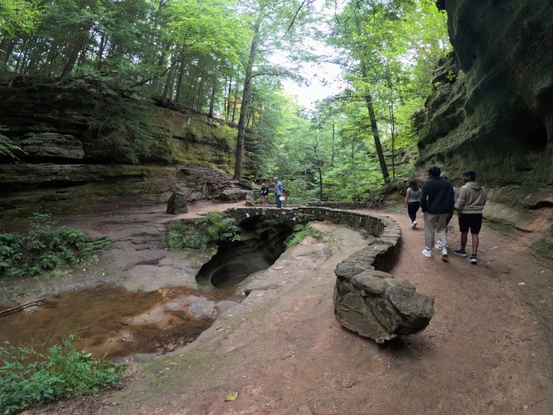 Old Man's Cave Hocking Hills State Park trail. Devil's Bathtub.